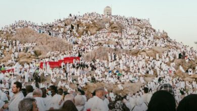 حجاج بيت الله يقفون على صعيد عرفات اليوم