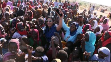 تسابيح وهي سعيدة بلقاء أهل الفاشر