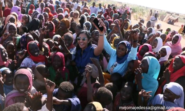 تسابيح وهي سعيدة بلقاء أهل الفاشر