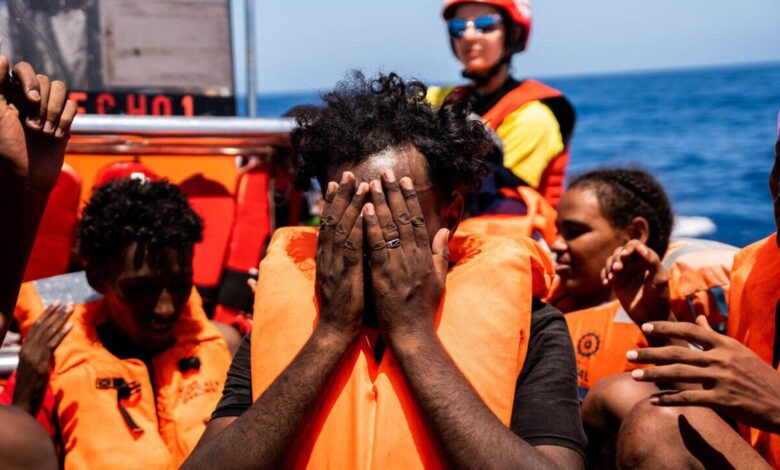 مصرع 17 مهاجرًا