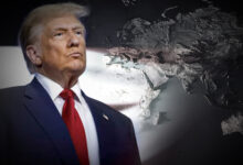 دونالد ترامب مواجها خريطة العالم