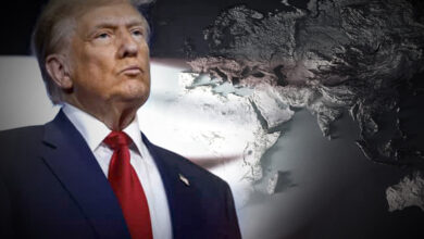 دونالد ترامب مواجها خريطة العالم